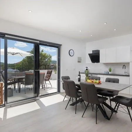 Ferienhaus Fur 6 Personen Ca 100 Qm In Vodice, Dalmatien Norddalmatien *